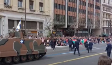 25η Μαρτίου: Παλαιστίνιοι μπήκαν μπροστά στα άρματα στην παρέλαση, 8 προσαγωγές