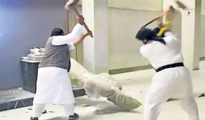 Σπάνε αγάλματα με βαριοπούλες - Τζιχαντιστές στη Μοσούλη