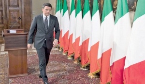 Πλαισιωμένος από έξι ιταλικές σημαίες και καμία σημαία της Ευρωπαϊκής Ενωσης εμφανίστηκε προχθές ο Ιταλός πρωθυπουργός Ματέο Ρέντσι