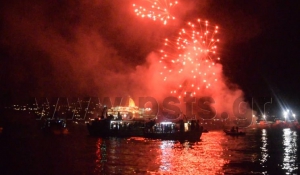 Με θεαματικά πυροτεχνήματα, τραγούδι και χορό γιόρτασε η Παροικία Πάρου το βράδυ του Δεκαπενταύγουστου! (Βίντεο + Φωτό)