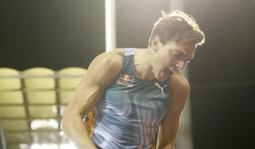 &quot;Άγγιξε τον ουρανό&quot; ο Ντουπλάντις: Έκανε νέο παγκόσμιο ρεκόρ στο μίτινγκ της Βουδαπέστης (βίντεο)