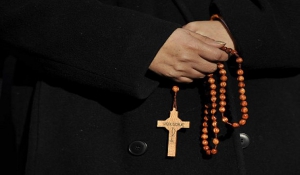 Καθολικός ιερέας κατηγορούμενος για παιδερεαστία κρεμάστηκε στο κελί του