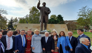 Η Κατερίνα Μονογυιού απέτισε φόρο τιμής στον μεγάλο Μακεδόνα ηγέτη και πολιτικό Κωνσταντίνο Καραμανλή