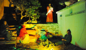 Πάρος: «Ω, γλυκύ μου έαρ…» Προσευχή και περισυλλογή την πιο πένθιμη βραδιά της Χριστιανοσύνης σε Νάουσα, Αγκαιριά και Μάρπησσα (Βίντεο)