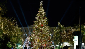 Η Αθήνα φόρεσε τα γιορτινά της - Φωταγωγήθηκε το χριστουγεννιάτικο δέντρο στο Σύνταγμα, δείτε βίντεο και φωτογραφίες