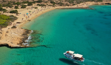 Κουφονήσια: Στοπ στις καντίνες και τις ξαπλώστρες με παρέμβαση Πιερρακάκη