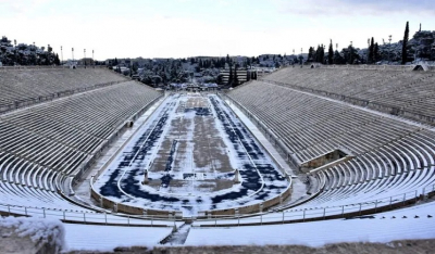 Λευκό το Καλλιμάρμαρο: Φωτογραφίες από το χιονισμένο κέντρο της Αθήνας