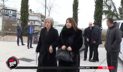 Η μητέρα του Βασίλη Καλογήρου στην εκκλησία για το τελευταίο αντίο (βίντεο)