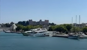 Ρόδος: Θαλαμηγός «καρφώθηκε» με δύναμη στο κρηπίδωμα (βίντεο)