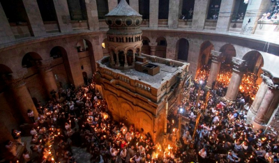 Πλήθος χριστιανών στα Ιεροσόλυμα για την τελετή αφής του Αγίου Φωτός – Στην Αθήνα το απόγευμα με ειδική πτήση