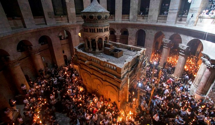 Πλήθος χριστιανών στα Ιεροσόλυμα για την τελετή αφής του Αγίου Φωτός – Στην Αθήνα το απόγευμα με ειδική πτήση