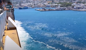 “Απόβαση” εκδρομέων κατά την άφιξη του Blue Star Delos στην Πάρο! (Arrival at the port of Paros)