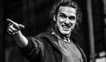 Ο Αιμίλιος Σταματάκης θα αντικαταστήσει τον Άρη Σερβετάλη στην παράσταση «Ρινόκερος»