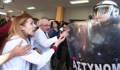 Με αποδοκιμασίες και συνθήματα «υποδέχθηκαν» τον Α. Γεωργιάδη σε Αρεταίειο και νοσοκομείο Νίκαιας (βίντεο)