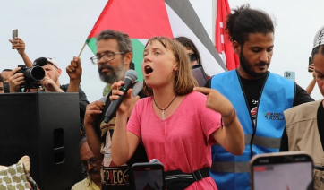 Την χτύπησαν και την ανάγκασαν να φιλήσει την σημαία του Ισραήλ – Την άγρια κακοποίηση της Γκρέτα Τούνμπεργκ κατήγγειλε Τούρκος ακτιβιστής