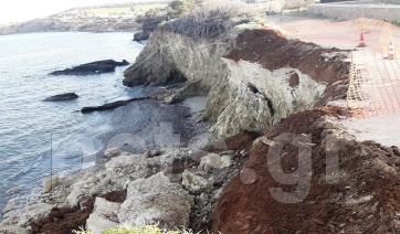 Πάρος: Παραλιακός δρόμος έπεσε στη θάλασσα!