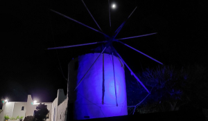 Πάρος: Στα μπλε χρώματα του Make a Wish φωταγωγήθηκε ο ανεμόμυλος στο Δημαρχείο