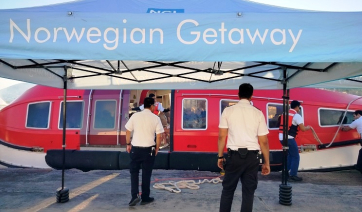 Πάρος – Norwegian Getaway: Μια χλιδάτη «πλωτή πολιτεία» κατέπλευσε στο νησί! – Ζωηρή «απόβαση» χιλιάδων τουριστών