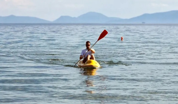 Παροχή συνδρομής σε χειριστή κανό στη Θήρα