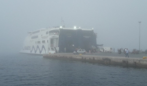Πάρος – Λιμάνι: Πλοία – «φαντάσματα» σε κατάπλους «τοπίου στην ομίχλη»! Πρωτοφανείς εικόνες του sea smoke!  (Βίντεο)