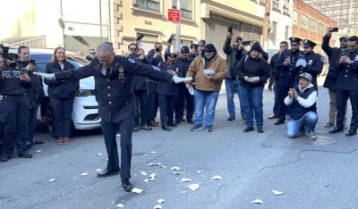 ΗΠΑ: Χορεύοντας ζεϊμπέκικο βγήκε στη σύνταξη ο Έλληνας Διοικητής της Κ-9 στη Νέα Υόρκη - Δείτε βίντεο