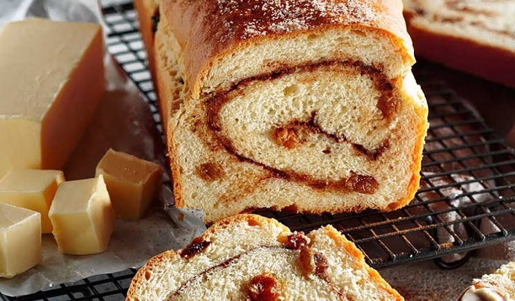 Αφράτο ψωμί με σταφίδες και κανέλα