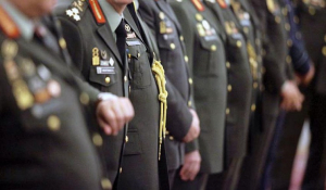 Αυξήσεις και αναδρομικά για 150.000 ένστολους μέσα στις γιορτές