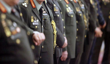 Αυξήσεις και αναδρομικά για 150.000 ένστολους μέσα στις γιορτές