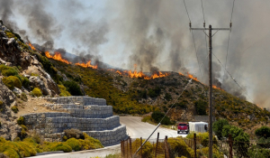 Σε εξέλιξη η πυρκαγιά στην ορεινή Νάξο