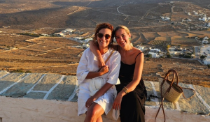 Στη Φολέγανδρο η Νατάσα Μποφίλιου: Από την παραλία μέχρι τα μπαράκια «κέρασε» summer στιγμές