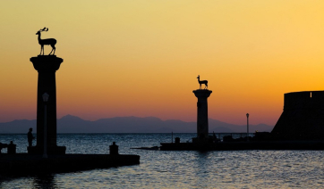 Πλοίο με 109 επιβάτες προσέκρουσε στο λιμάνι της Ρόδου