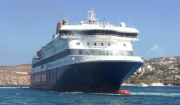 Πανηγυρικά απέδωσαν τιμές στην Παναγιά της Πάρου τα πλοία στο λιμάνι του νησιού!