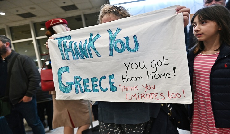 Έφτασαν στην Αθήνα οι πτήσεις με Έλληνες που είχαν εγκλωβιστεί στο Ντουμπάι (Βίντεο)