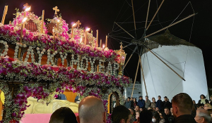 Πάρος – Παροικία: Άκρως ευλαβικές και συγκινητικές οι στιγμές της Περιφοράς του Επιταφίου στην πρωτεύουσα του νησιού