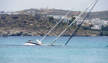 Πάρος: Ημιβύθιση ιστιοφόρου με δύο επιβαίνοντες στη Νάουσα (Βίντεο)