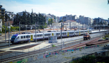 Τραγωδία στα Άνω Λιόσια: Νεκρός άνδρας που παρασύρθηκε από συρμό του Προαστιακού, πέρασε από σημείο χωρίς διάβαση