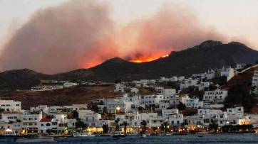 Φωτιά στη Σέριφο: Εκτός ελέγχου το πύρινο μέτωπο - Σπεύδουν δυνάμεις από Σύρο και Αθήνα