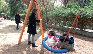 Ακατάλληλες οι περισσότερες παιδικές χαρές χωρίς "χαρτιά"