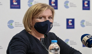 Τι πρέπει να κάνει ένας εμβολιασμένος αν έρθει σε επαφή με κρούσμα -Οι νέες συστάσεις, λόγω Όμικρον