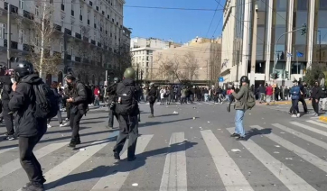 Επεισόδια στο Σύνταγμα στην πορεία για τα Τέμπη (βίντεο)