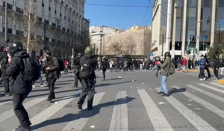 Επεισόδια στο Σύνταγμα στην πορεία για τα Τέμπη (βίντεο)