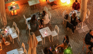 Κορωνοϊός: Κλείνουν μπαρ και εστιατόρια μετά τα μεσάνυχτα της Δευτέρας σε Αττική, Αργοσαρωνικό και Κύθηρα
