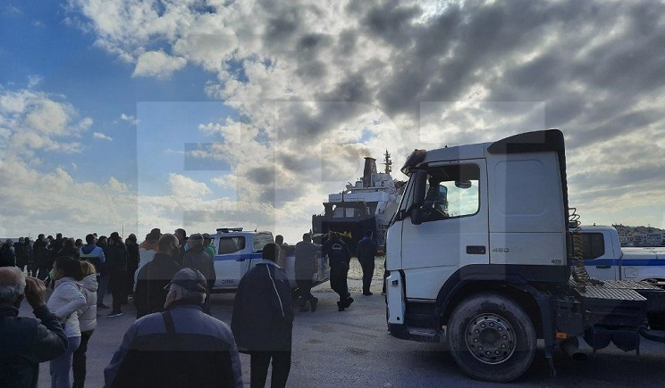 Χίος: Κάτοικοι δεν άφησαν να δέσει το πλοίο που μετέφερε μηχανήματα για έργα στη Νέα Δομή προσφύγων-μεταναστών