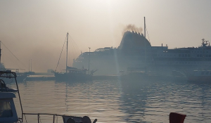 Πάρος: Άπνοια, ξηρασία και αποπνικτική ζέστη «σκοτείνιασαν» την Παροικία – Τοπίο στην...ομίχλη το λιμάνι (Βίντεο)