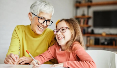 Νταντάδες της Γειτονιάς: Πότε ανοίγει η πλατφόρμα, τα ποσά και οι δικαιούχοι