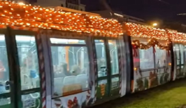 Η Αθήνα «κινείται» ήδη σε ρυθμούς Χριστουγέννων - Tα πρώτα στολισμένα ΙΧ, αλλά και μέσα μαζικής μεταφοράς. (Βίντεο)