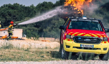 Τα νέα, σκληροτράχηλα πυροσβεστικά, προλαβαίνουν τη φωτιά πριν εξαπλωθεί... (video)