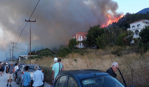 Φωτιά στην Κεφαλονιά -Εκκενώθηκαν τουριστικά καταλύματα
