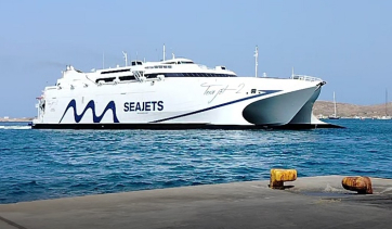 Πάρος: Πλοία αποδίδουν τιμές στην Παναγιά του νησιού με πανηγυρικούς συριγμούς!