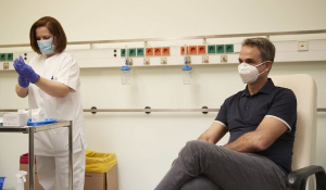 Η νοσηλεύτρια Ελένη Πέτρακα καταρρίπτει τα σενάρια συνομωσίας γύρω από τον εμβολιασμό